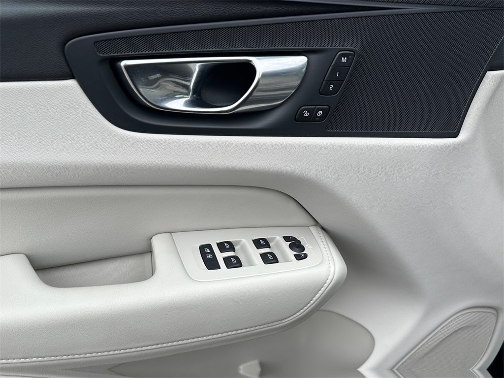 2025 Volvo XC60 Plug-In Hybrid T8 Plus