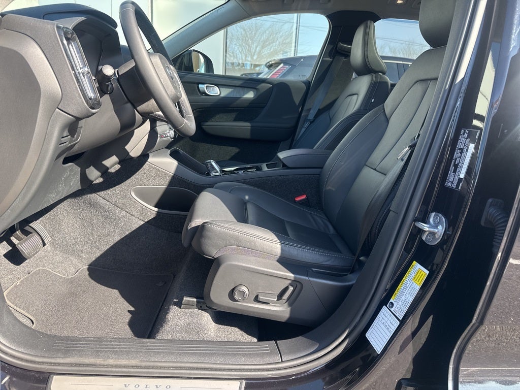 2025 Volvo XC40 B5 Plus Bright Theme