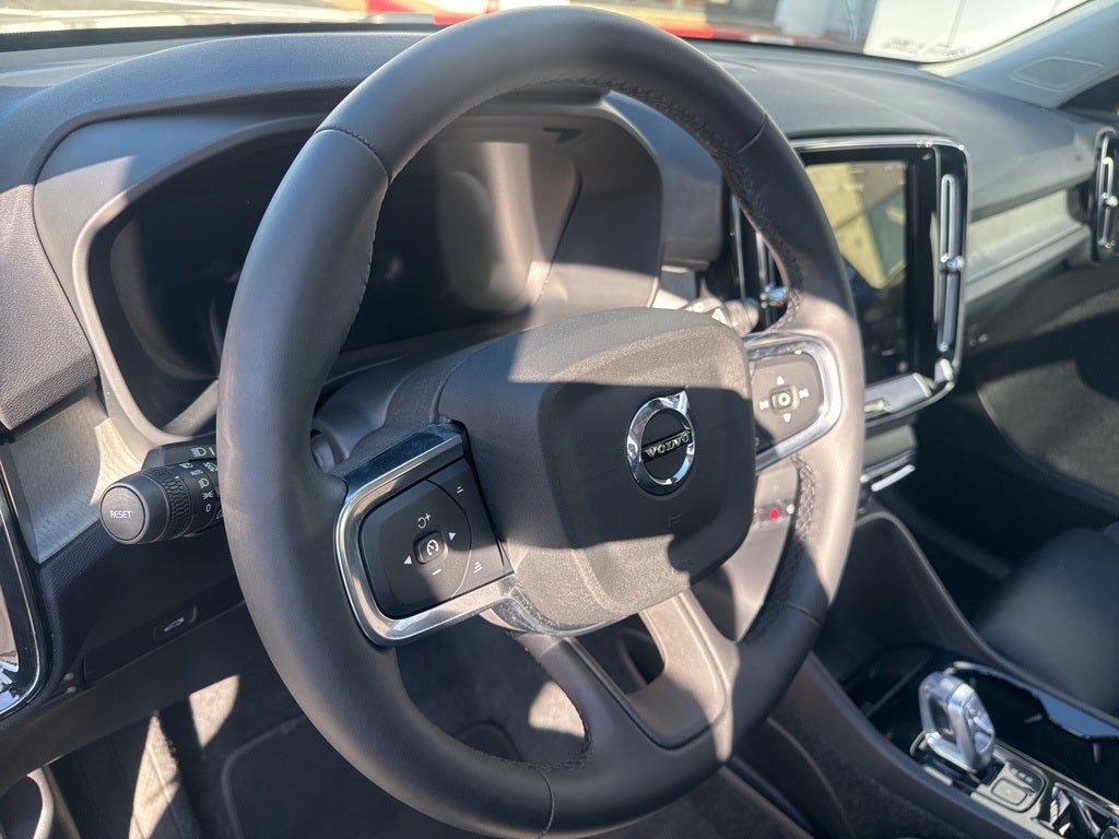 2025 Volvo XC40 B5 Plus Bright Theme