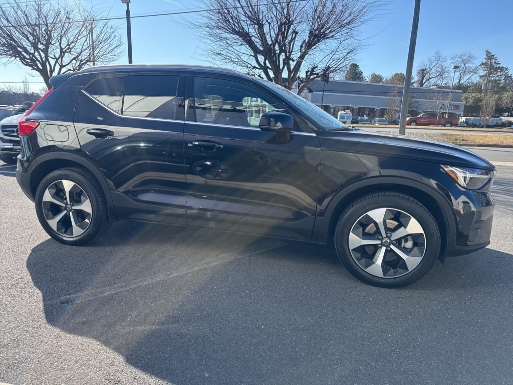 2025 Volvo XC40 B5 Plus Bright Theme