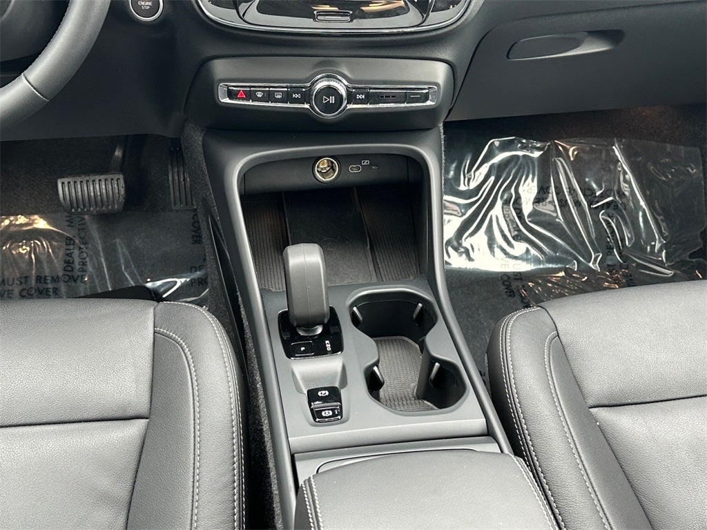 2025 Volvo XC40 B5 Core