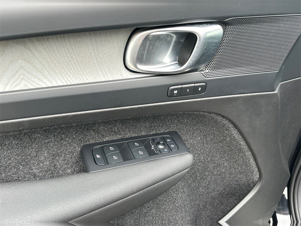 2025 Volvo XC40 B5 Core