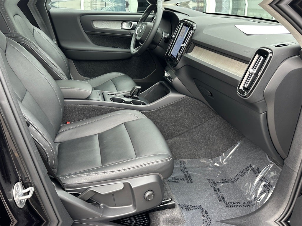 2025 Volvo XC40 B5 Core