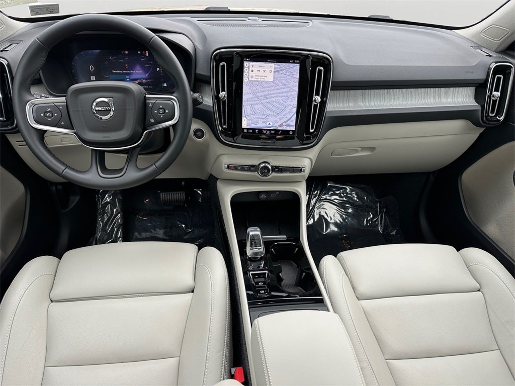 2025 Volvo XC40 B5 Ultra Dark Theme