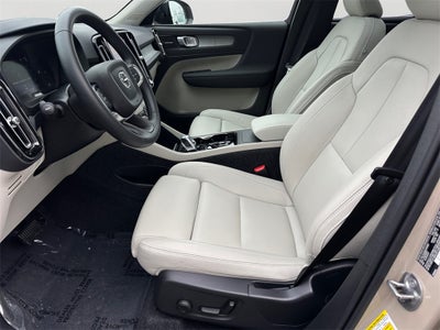 2025 Volvo XC40 B5 Ultra Dark Theme