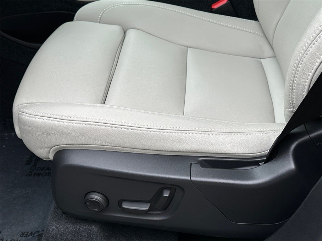 2025 Volvo XC40 B5 Ultra Dark Theme