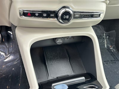 2025 Volvo XC40 B5 Ultra Dark Theme