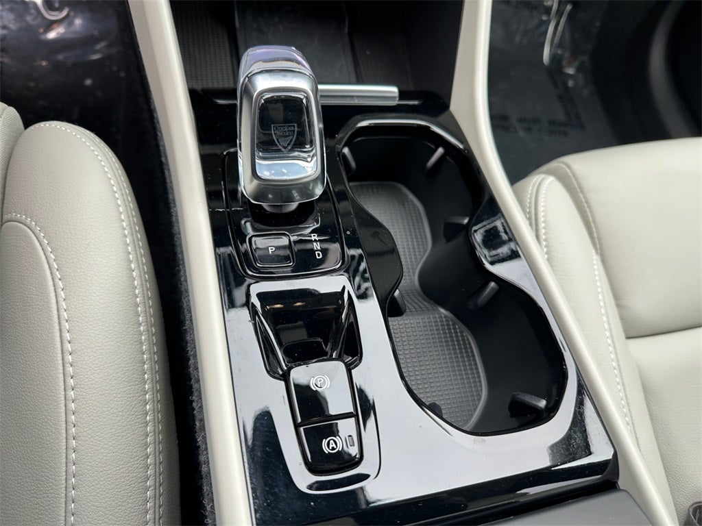 2025 Volvo XC40 B5 Ultra Dark Theme