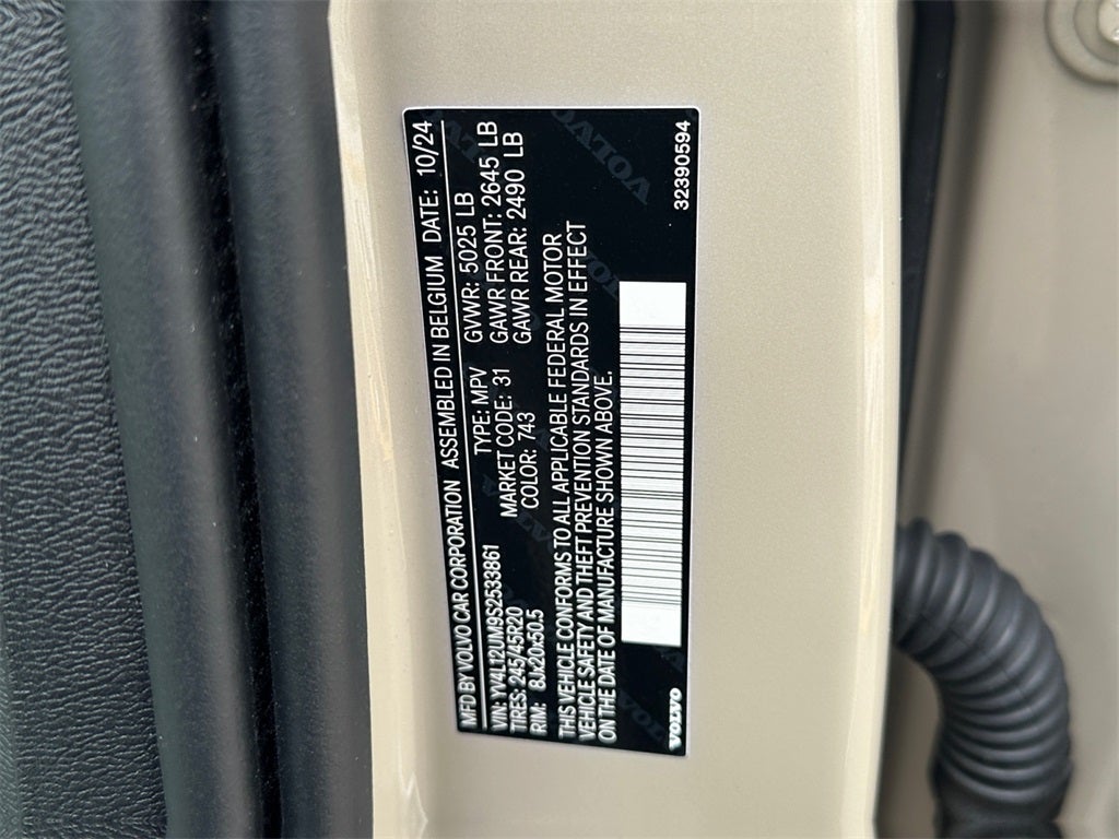 2025 Volvo XC40 B5 Ultra Dark Theme