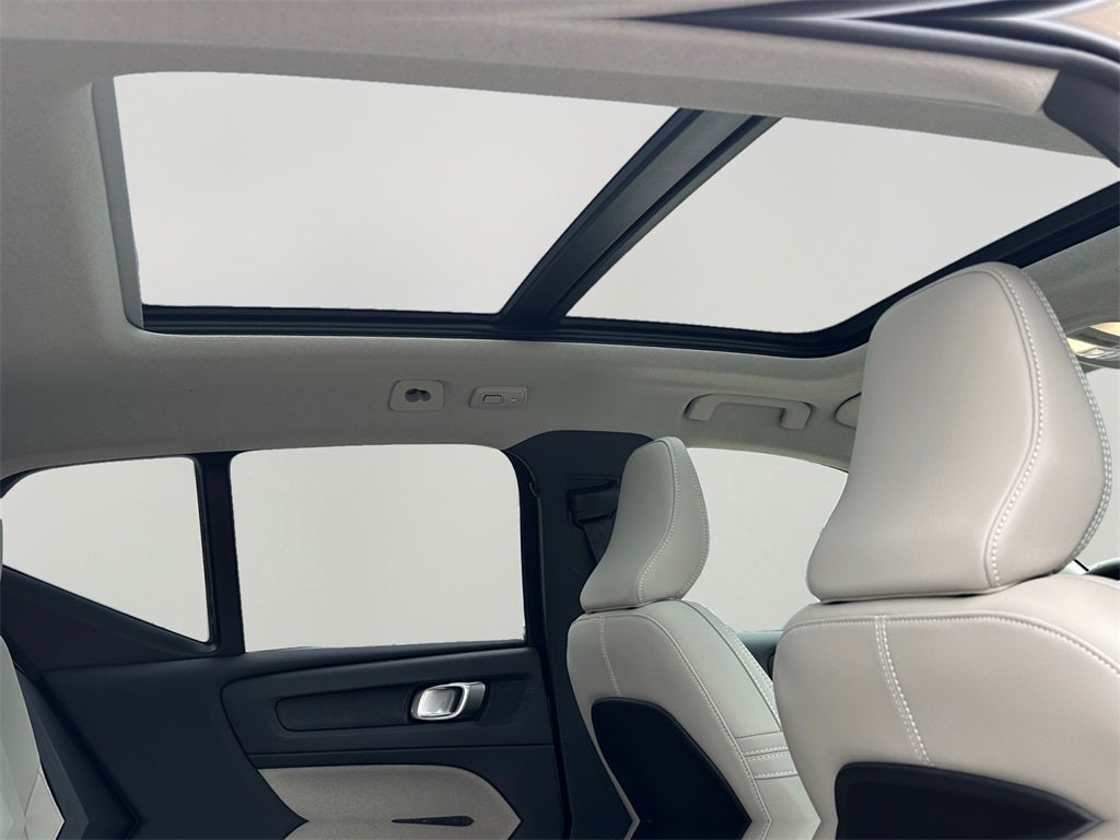 2025 Volvo XC40 B5 Ultra Dark Theme