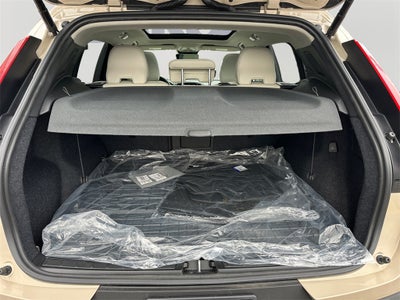 2025 Volvo XC40 B5 Ultra Dark Theme